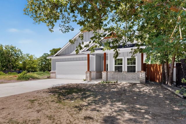 1008 W Crockett Street, Ennis, TX 75119