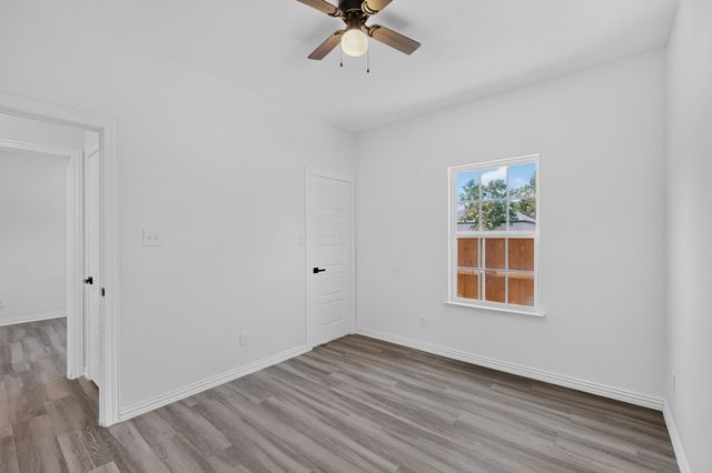 1008 W Crockett Street, Ennis, TX 75119