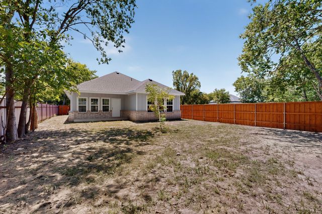 1008 W Crockett Street, Ennis, TX 75119