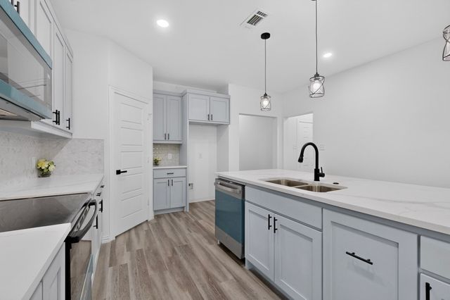 1008 W Crockett Street, Ennis, TX 75119