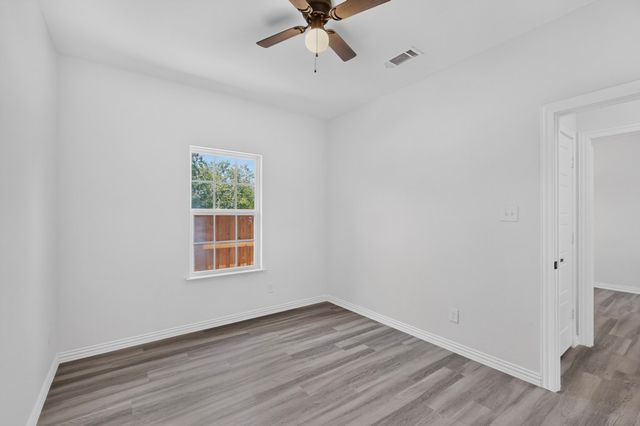 1008 W Crockett Street, Ennis, TX 75119