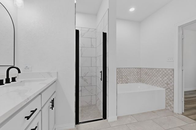 1008 W Crockett Street, Ennis, TX 75119