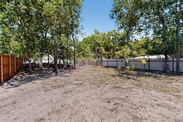 1008 W Crockett Street, Ennis, TX 75119