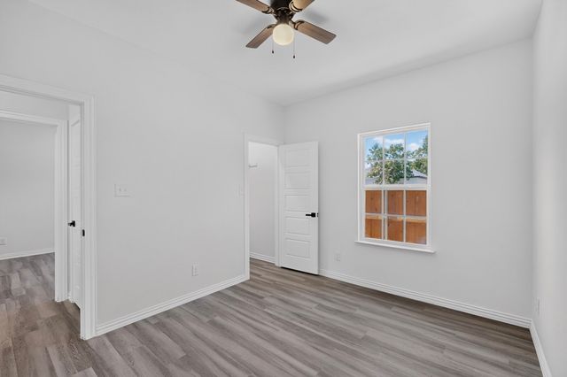 1008 W Crockett Street, Ennis, TX 75119