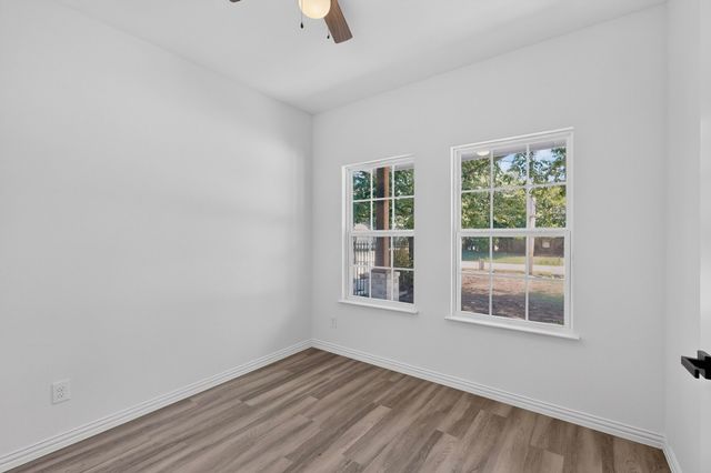 1008 W Crockett Street, Ennis, TX 75119