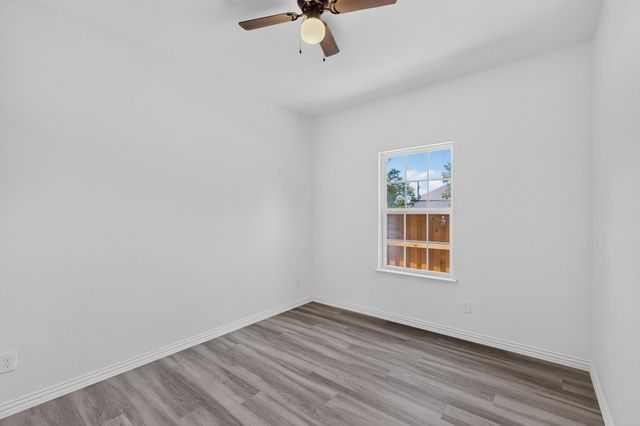 1008 W Crockett Street, Ennis, TX 75119
