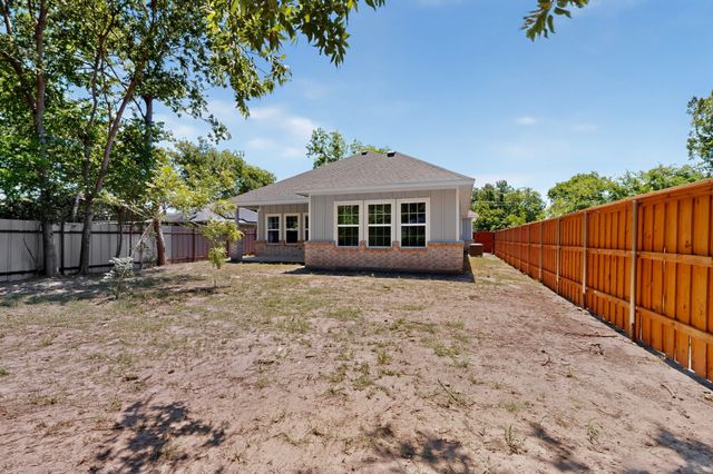 1008 W Crockett Street, Ennis, TX 75119