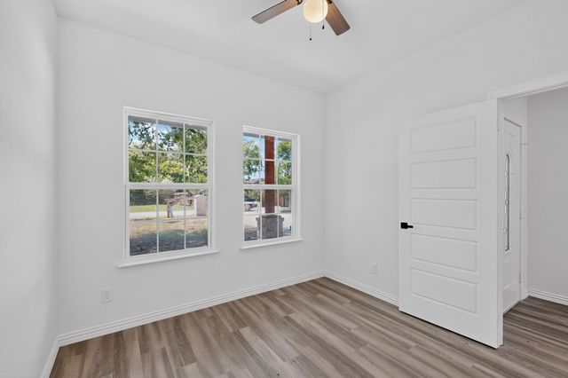 1008 W Crockett Street, Ennis, TX 75119