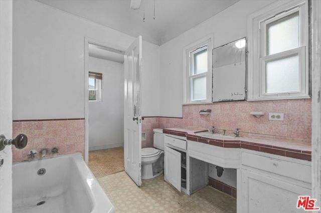 2904 W 84th Street, Inglewood, CA 90305