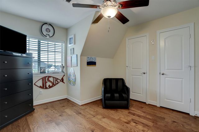 327 Twin Timbers Lane, Kemah, TX 77565