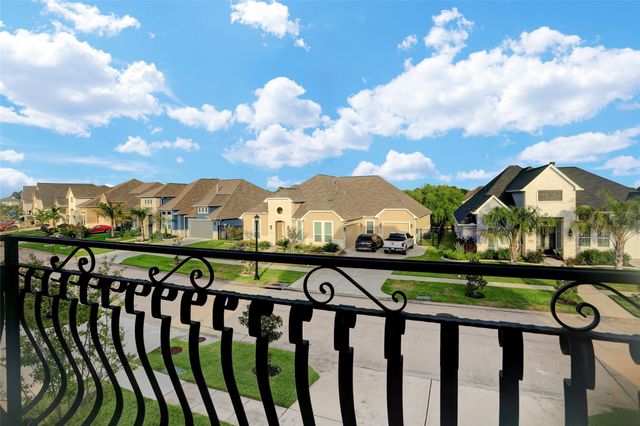327 Twin Timbers Lane, Kemah, TX 77565