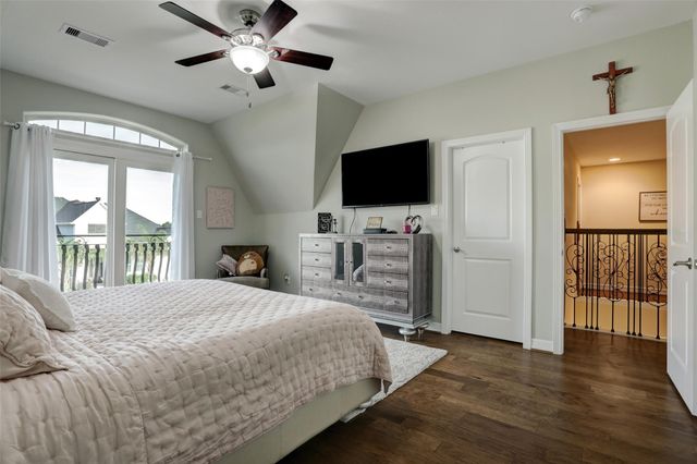 327 Twin Timbers Lane, Kemah, TX 77565