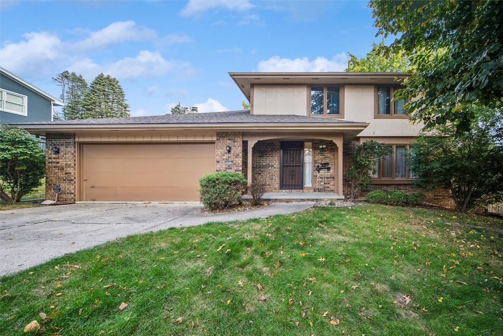 9929 Colby Avenue, Clive, IA 50325