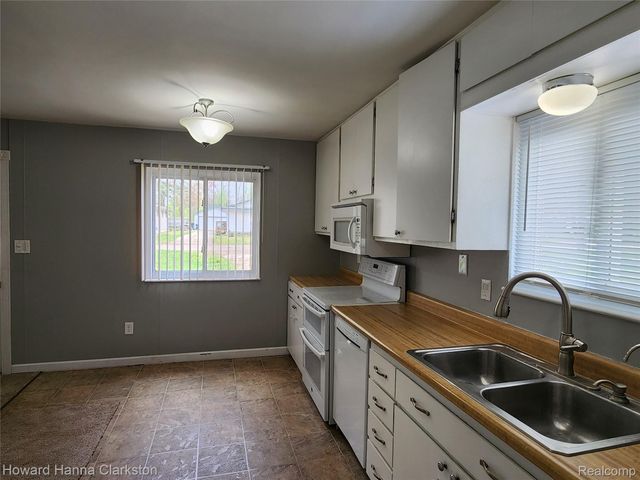6679 Saline Drive, Waterford Charter Township, MI 48329