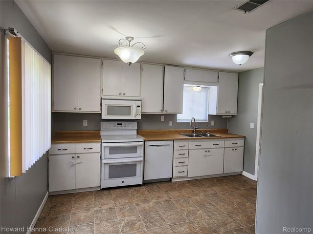 6679 Saline Drive, Waterford Charter Township, MI 48329
