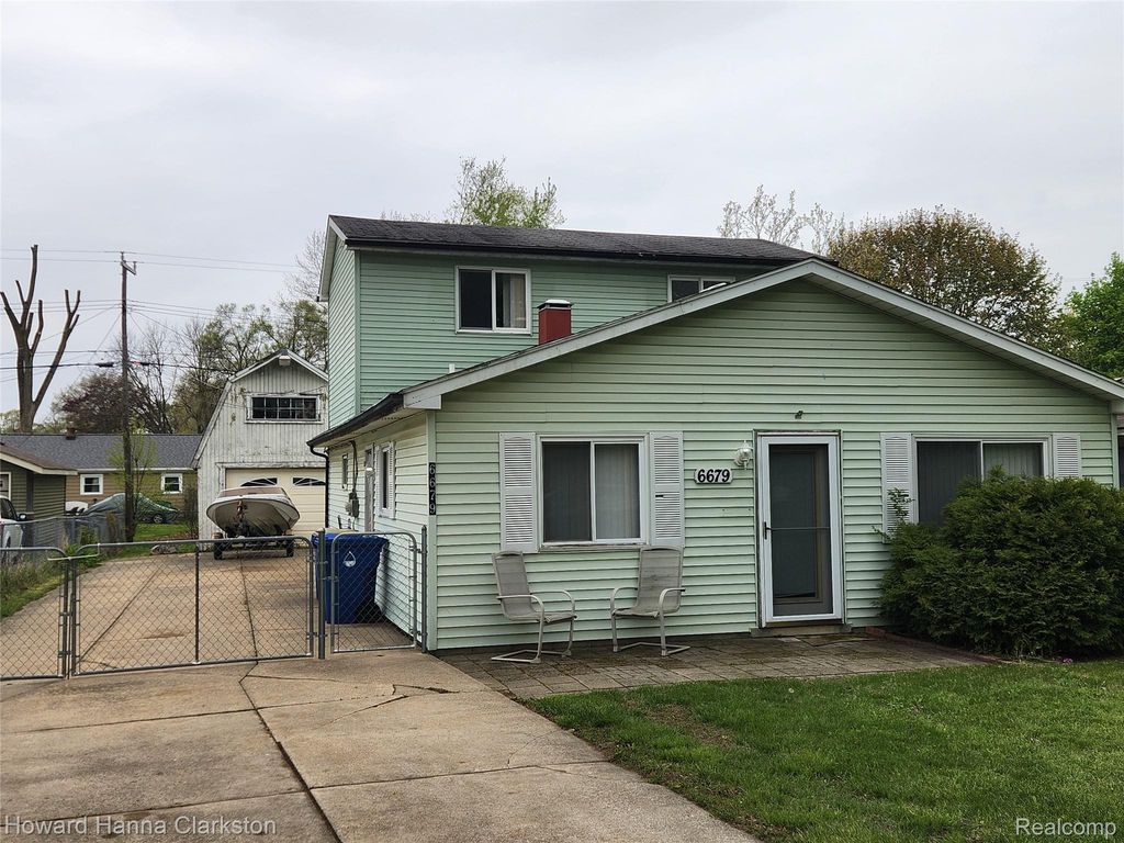 6679 Saline Drive, Waterford Charter Township, MI 48329