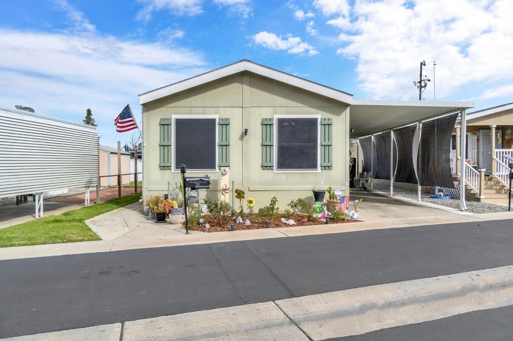 Image 1 of property listing at 1650 Villa Avenue # 9, Clovis, CA 93612