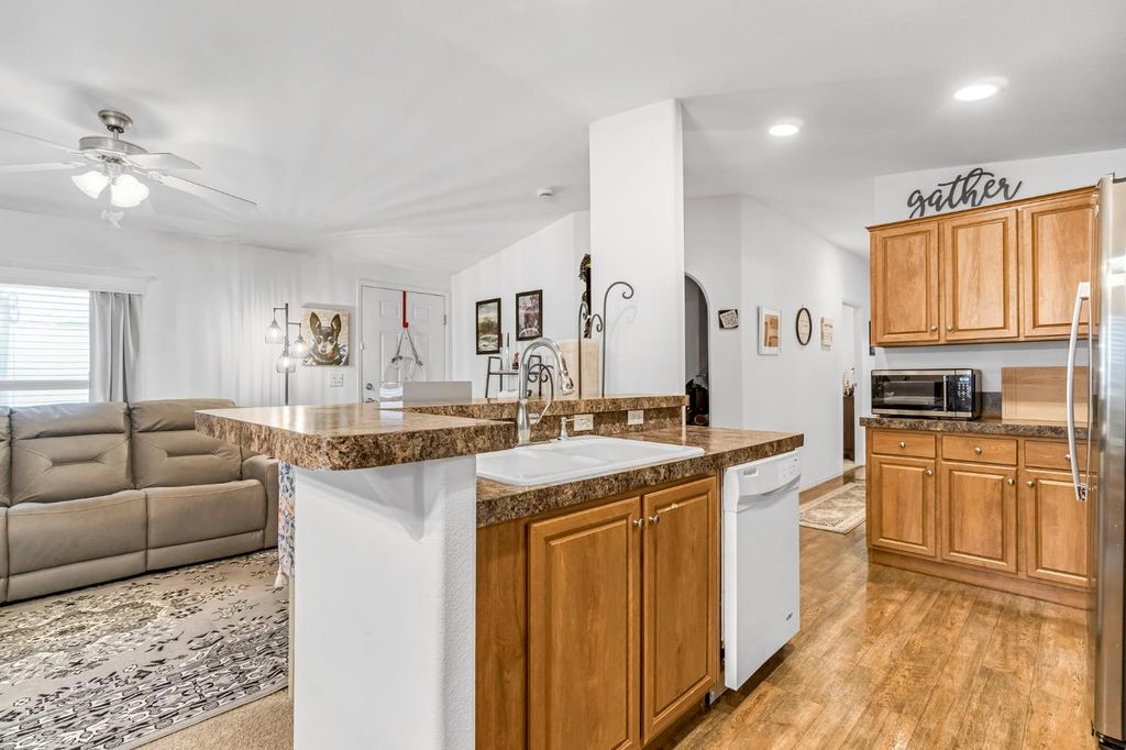 Image 10 of property listing at 1650 Villa Avenue # 9, Clovis, CA 93612