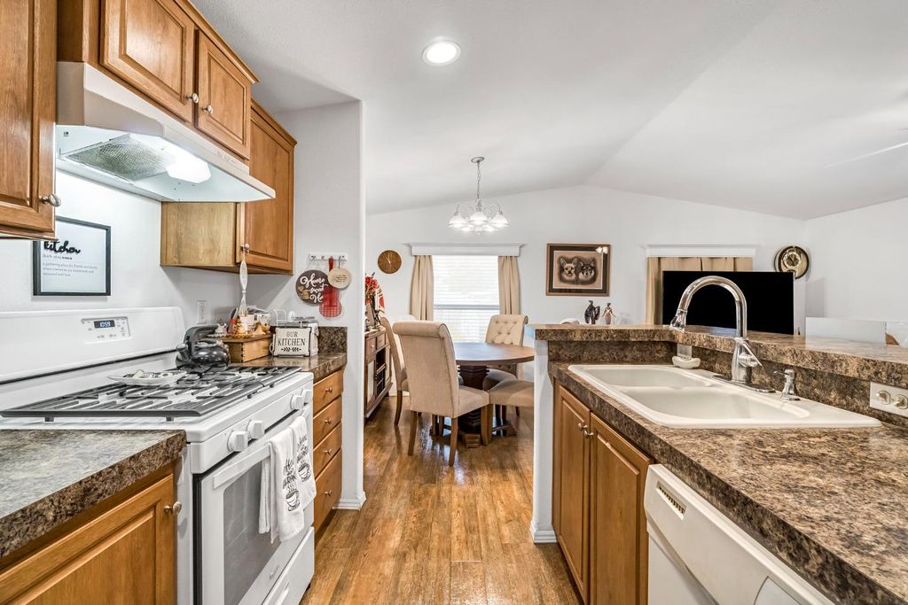 Image 11 of property listing at 1650 Villa Avenue # 9, Clovis, CA 93612