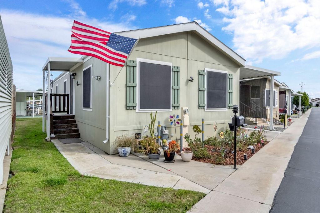 Image 2 of property listing at 1650 Villa Avenue # 9, Clovis, CA 93612