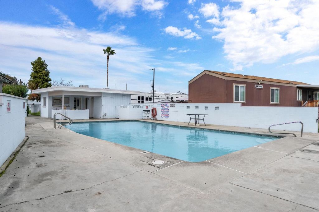 Image 25 of property listing at 1650 Villa Avenue # 9, Clovis, CA 93612