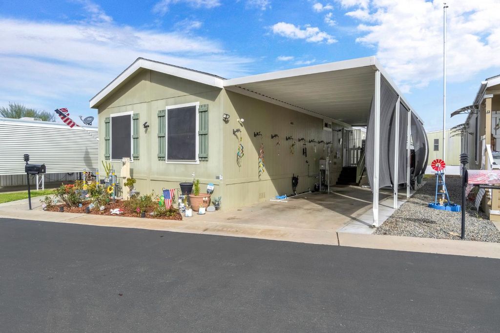 Image 3 of property listing at 1650 Villa Avenue # 9, Clovis, CA 93612