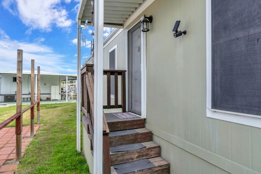 Image 4 of property listing at 1650 Villa Avenue # 9, Clovis, CA 93612