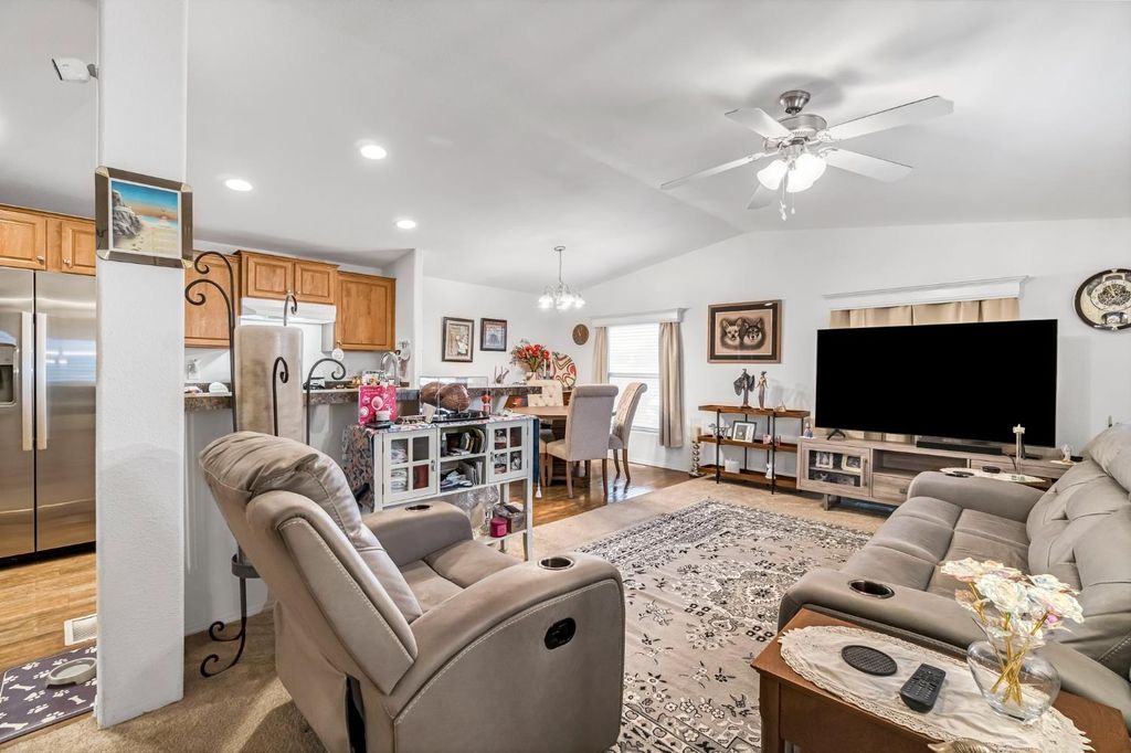 Image 5 of property listing at 1650 Villa Avenue # 9, Clovis, CA 93612