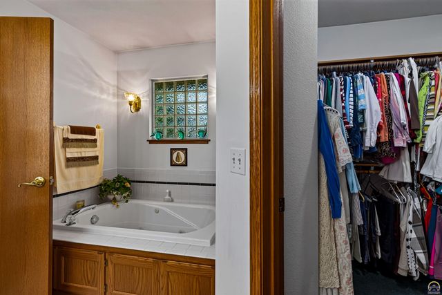 5920 NE Marple DR, Topeka, KS 66617
