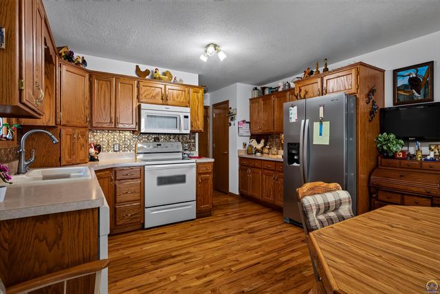5920 NE Marple DR, Topeka, KS 66617