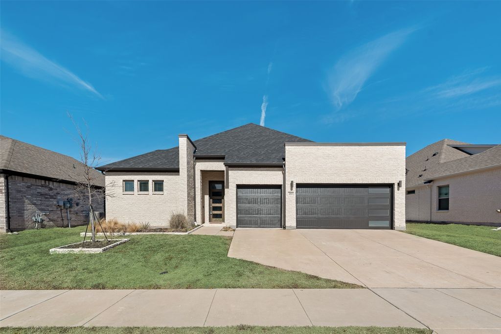 253 Coyote Creek Drive, Lavon, TX 75166