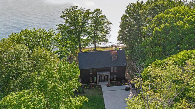 2578 Lakeshore Drive, Saugatuck Twp, MI 49408