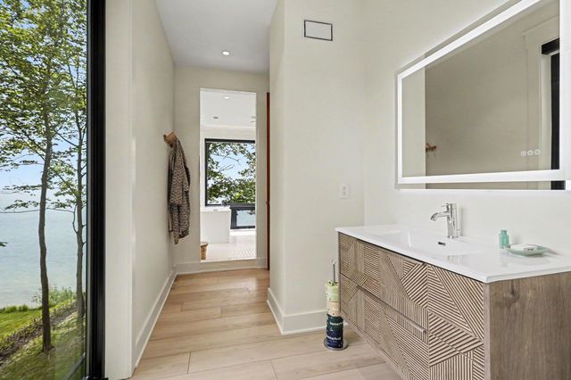 2578 Lakeshore Drive, Saugatuck Twp, MI 49408