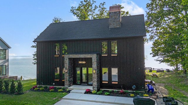 2578 Lakeshore Drive, Saugatuck Twp, MI 49408