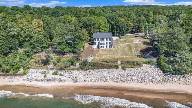2578 Lakeshore Drive, Saugatuck Twp, MI 49408