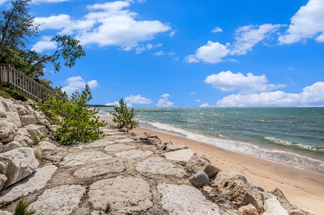 2578 Lakeshore Drive, Saugatuck Twp, MI 49408