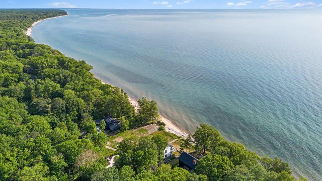 2578 Lakeshore Drive, Saugatuck Twp, MI 49408