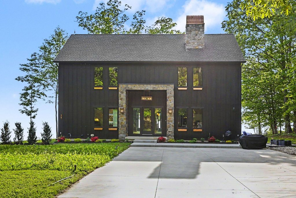 2578 Lakeshore Drive, Saugatuck Twp, MI 49408