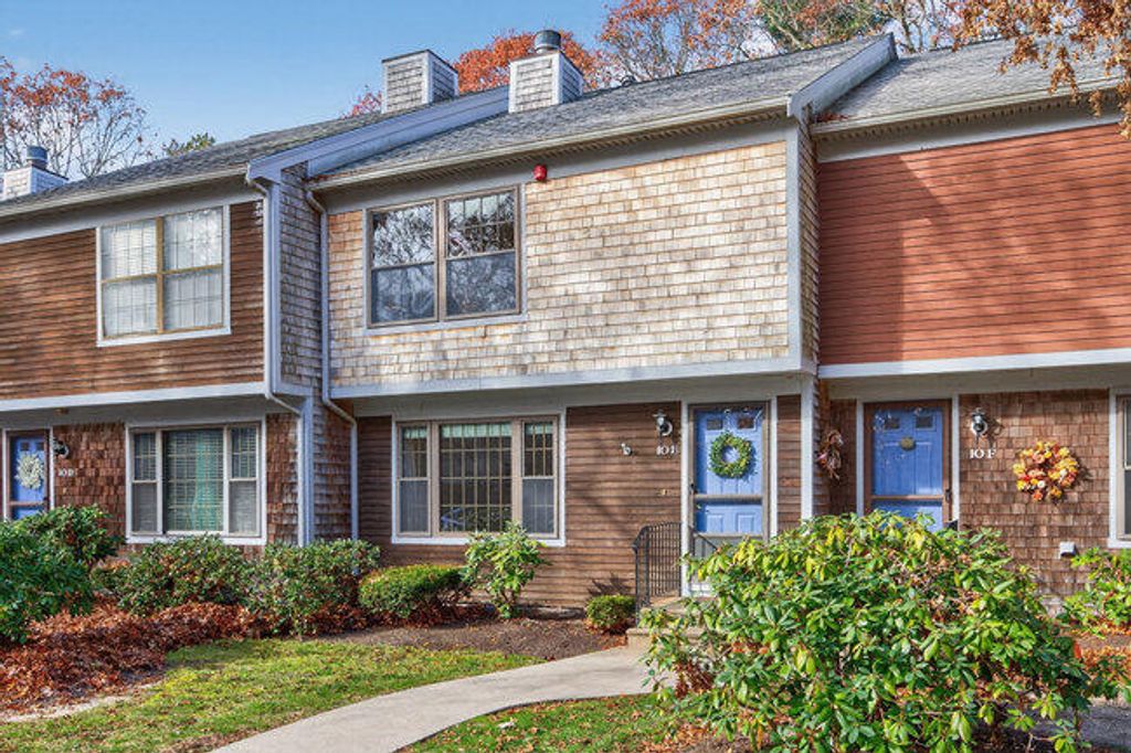 195 Falmouth Road APT 10E, Mashpee, MA 02649