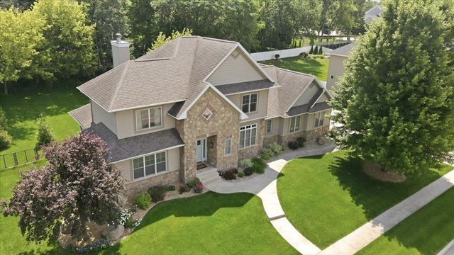 1119 Lakeview Drive, Cedar Falls, IA 50613