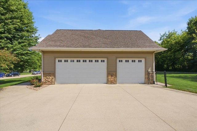 1119 Lakeview Drive, Cedar Falls, IA 50613