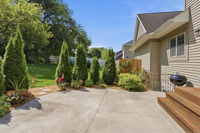 1119 Lakeview Drive, Cedar Falls, IA 50613
