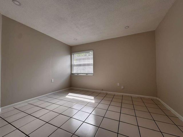933 SW 16th Place 1, Fort Lauderdale, FL 33315