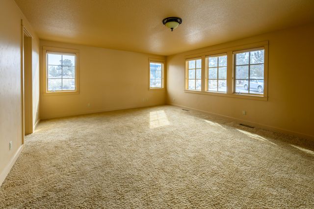 7915 NW Grubstake Way, Redmond, OR 97756