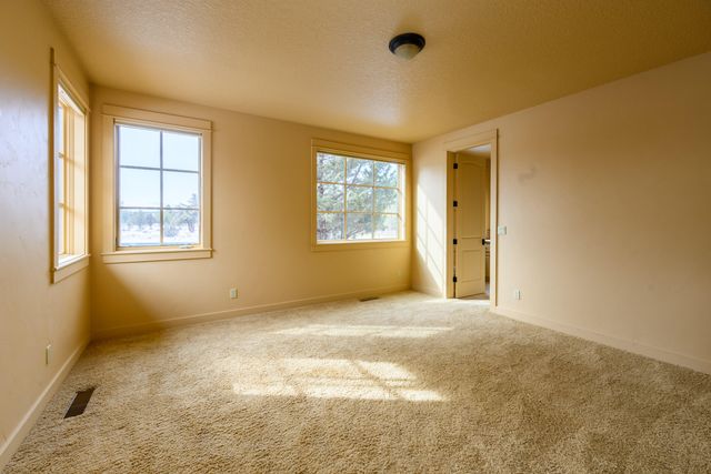 7915 NW Grubstake Way, Redmond, OR 97756