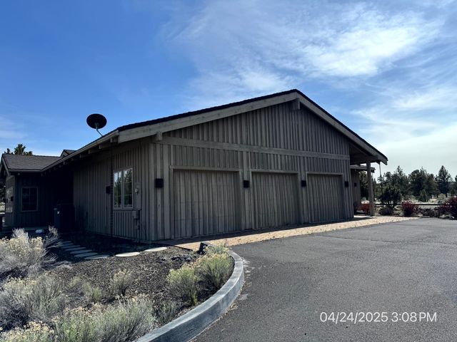 7915 NW Grubstake Way, Redmond, OR 97756