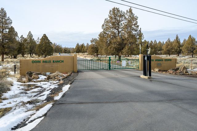 7915 NW Grubstake Way, Redmond, OR 97756