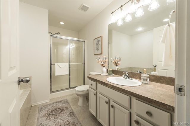 1012 Paddock Lane, South Lyon, MI 48178