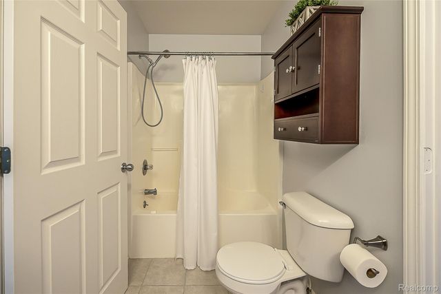 1012 Paddock Lane, South Lyon, MI 48178