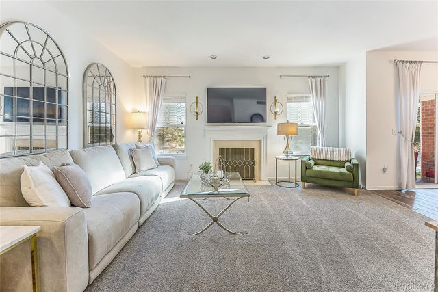 1012 Paddock Lane, South Lyon, MI 48178